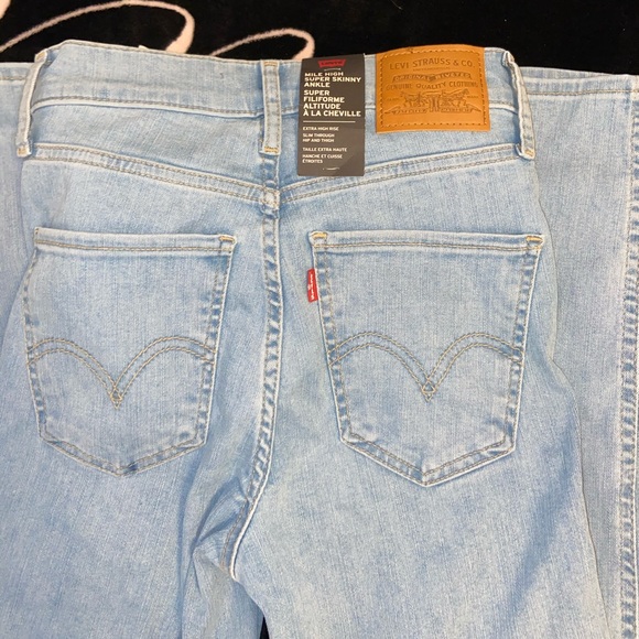 Light wash Levi’s - Picture 3 of 4